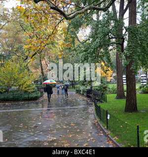 Les gens qui marchent dans le Madison Square Park, à Manhattan, New York City, États-Unis Banque D'Images