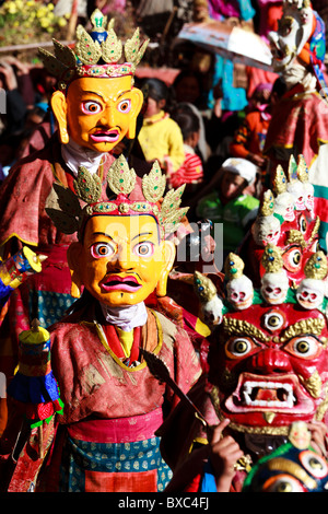 Masque bouddhiste dancers performing pendant le festival Gustor Thiksey au Ladakh. Banque D'Images