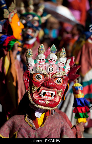 Masque bouddhiste dancers performing pendant le festival Gustor Thiksey au Ladakh. Banque D'Images