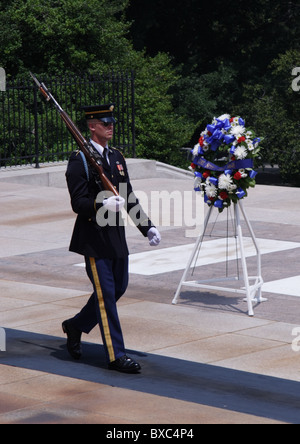 Garde d'honneur auprès de la tombe de l'inconnu le Cimetière National d'Arlington Banque D'Images