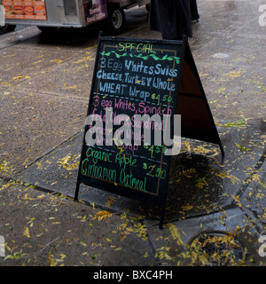 Sandwich Menu board sur trottoir à Manhattan, New York City, États-Unis Banque D'Images