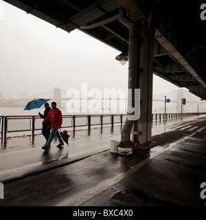 Les gens qui marchent le long d'East River à Manhattan, New York City, États-Unis Banque D'Images