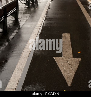 Signe dans le sens de la flèche sur le pont de Manhattan à Manhattan, New York City, États-Unis Banque D'Images