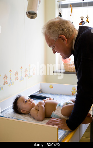 Une bonne santé, un garçon de six mois en cours d'examen à un bureau de médecin pour enfants. Banque D'Images