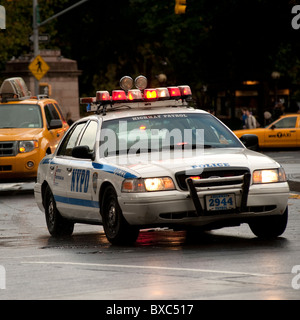 Véhicule de police dans les rues de Manhattan, New York City, États-Unis Banque D'Images