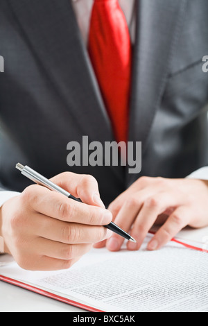 Close-up of a businessman's hand avec un stylo à bille Banque D'Images