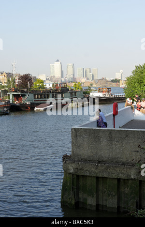 Les touristes prendre dans la vue sur la Tamise près de Butlers Wharf,très proche de Londres, le Tower Bridge. Banque D'Images