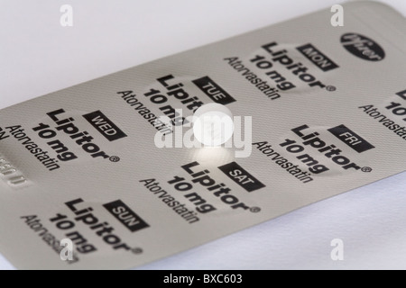 Close up d'un comprimé de 10mg Lipitor (atorvastatine), un exemple d'une statine, médicament utilisé pour réduire le cholestérol dans le Royaume-Uni Banque D'Images