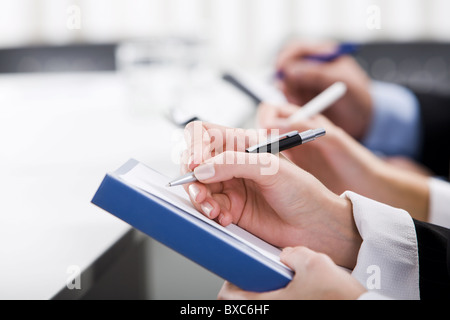 Close-up of human hands holding la pens Banque D'Images