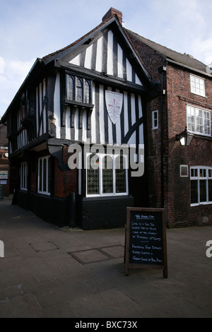 L'un des plus anciens pubs en Angleterre 'Ye' Le Pub Royal Oak Chesterfield Derbyshire Shambles en Angleterre East Midlands Banque D'Images