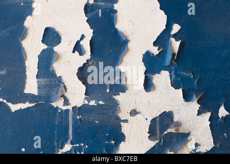 Décollement de peinture bleu sur un mur de béton Banque D'Images