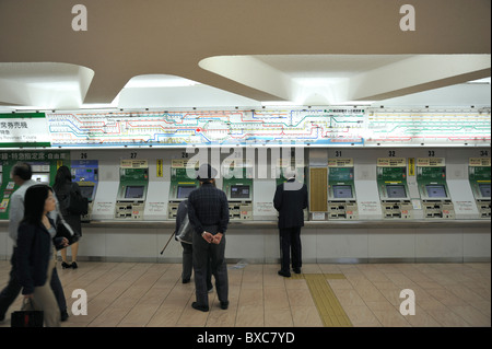 Des distributeurs automatiques de billets à la gare de Shinjuku, Tokyo, Japon Banque D'Images