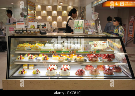 Boutique vendant des gâteaux aux fruits à la gare de Shinjuku, Tokyo, Japon Banque D'Images