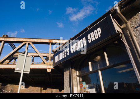 Corner shop sous pont ferroviaire à Maindee Newport South Wales UK Banque D'Images