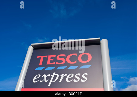 Panneau publicitaire en bordure de Tesco express, entreposage extérieur Banque D'Images