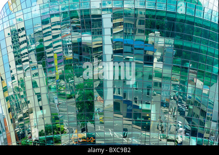Réflexions sur le bâtiment à la façade de verre à Kota Kinabalu, Sabah Banque D'Images