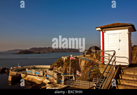 Plymouth Hoe sur la mer à la recherche de derrière une glace hut plus tinside piscine extérieure avec au loin l'île de drakes Banque D'Images