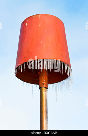 Les glaçons pendre d'un panneau d'avertissement rouge à la plage de Bournemouth en Angleterre. Banque D'Images