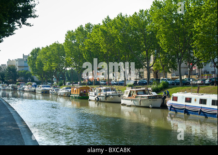 Canal de la Robine qui traverse Narbonne France Banque D'Images