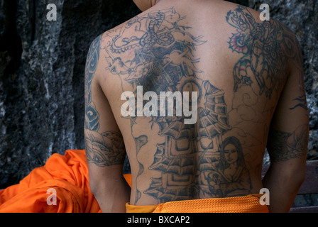 Un jeune moine à Vang Vieng a beaucoup d'Tättoos sur l'arrière Banque D'Images