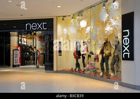 Décorations de Noël au-dessus de la boutique magasin de vêtements avant affichage dans centre commercial Lakeside West Thurrock Essex England UK Banque D'Images