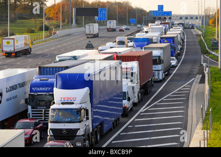 Autoroute M25 dans le sens horaire trois voies stationnaire bloqué en file d'attente poids lourds camions long embouteillage circulation libre circulation dans le sens anti-horaire Angleterre Royaume-Uni Banque D'Images