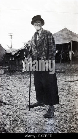 Clown de cirque Cirque extérieur permanent tentes Années 1920 Années 1930 Drôle de canne américain mâle homme habillé à l'extérieur de la mode Banque D'Images