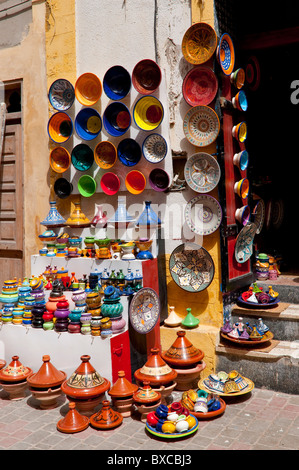 Affichages colorés de bon pour la vente dans le marché en plein air dans le souk de la Médina d'Essaouira, Maroc, Afrique du Nord. Banque D'Images