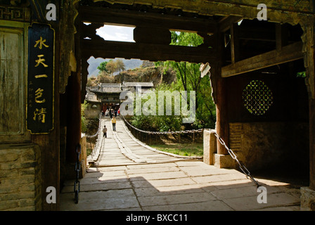 Vieux Pont des chaînes à Shigu, Yunnan, Chine Banque D'Images