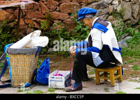 Vieille Femme faisant de l'artisanat, Shigu, Yunnan, Chine Banque D'Images