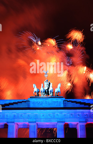 D'artifice au-dessus de la porte de Brandebourg, Berlin, Allemagne Banque D'Images