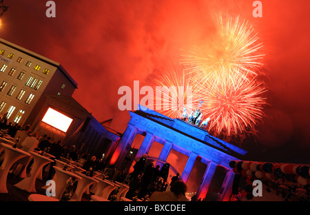 D'artifice au-dessus de la porte de Brandebourg, Berlin, Allemagne Banque D'Images