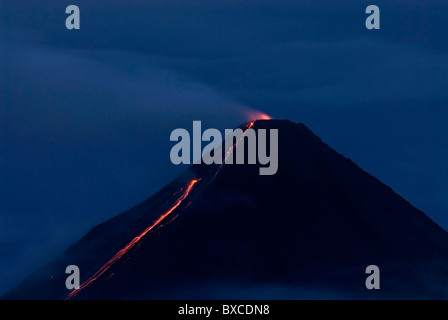 Le Volcan Arenal par nuit au Costa Rica Banque D'Images