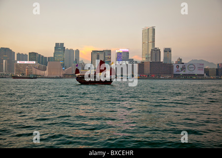 Hong Kong Voyages indésirable sur Victoria Harbour, Port, avec en arrière-plan de Kowloon à extensions rouge vue emblématique voiles Banque D'Images