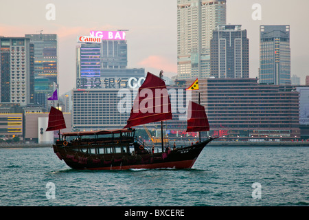 Hong Kong Voyages d'ordure, sur le port Victoria Harbour et les toits de Kowloon à l'arrière-plan de la vue emblématique, Hong Kong, Junk junk boat, bateau à extensions, Banque D'Images