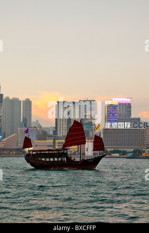 Hong Kong Voyages indésirable sur Victoria Harbour, Port, avec en arrière-plan de Kowloon à extensions rouge vue emblématique voiles Banque D'Images