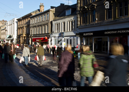Les acheteurs de Noël, et la foule ou les gens dans les rues principales de urbain du centre-ville de Dundee, Ecosse, Royaume-Uni, Tayside Banque D'Images
