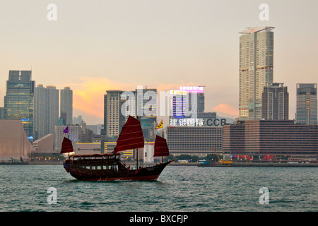 Hong Kong Voyages d'ordure, sur le port Victoria Harbour et les toits de Kowloon à l'arrière-plan de la vue emblématique, Hong Kong, Junk junk boat, bateau à extensions, Banque D'Images