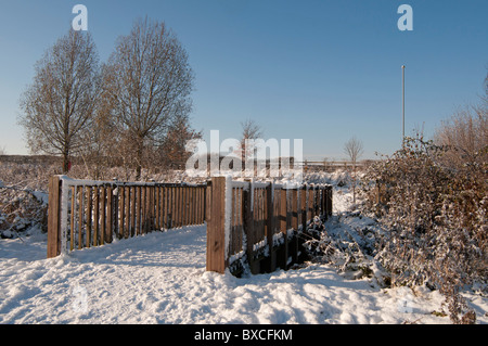 Pied en bois Pont sur une rivière gelée par une froide journée d'hiver Woodthorpe, Loughborough Leicestershire, Angleterre, RU Banque D'Images