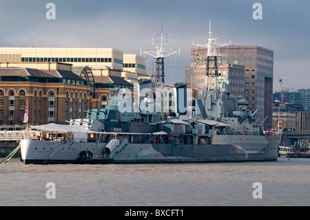 Le HMS Belfast amarré par le Tower Bridge dans son rôle en tant que bateau musée Banque D'Images