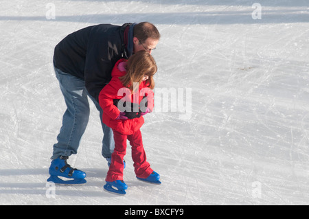 La piscine en plein air en famille Noël Patinoire temporaire mis en place de l'extérieur de la Tour de Londres, Londres UK Banque D'Images