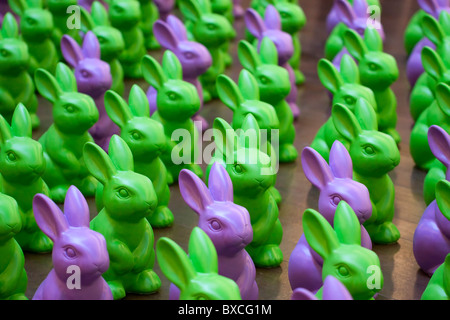 Multitude de lapins de Pâques en plastique dans les rangées, Poznan, Pologne Banque D'Images