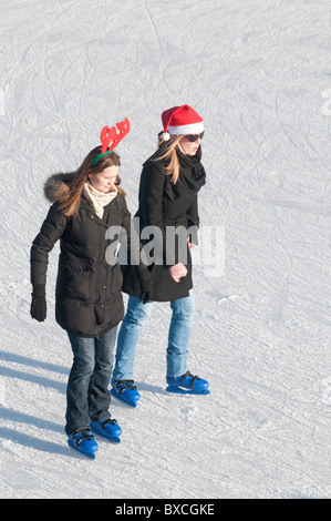 Appréciant les patineurs piscine patinoire Noël temporaire mis en place de l'extérieur de la Tour de Londres, Londres UK Banque D'Images