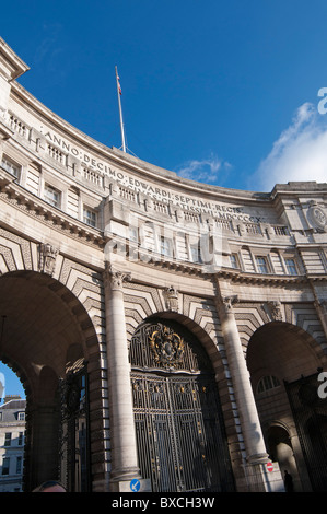 L'Admiralty Arch, vu depuis le Mall, Londres, Angleterre, Royaume-Uni Banque D'Images