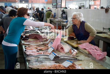 Marché de poissons dans une halle à Olhao, Portugal Banque D'Images