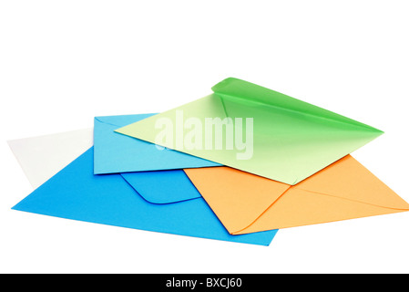 Enveloppes vierges colorées isolé sur fond blanc Banque D'Images