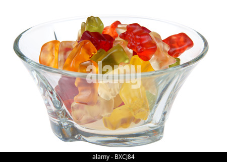 Ours gommeux dans bol en verre isolé sur fond blanc Banque D'Images