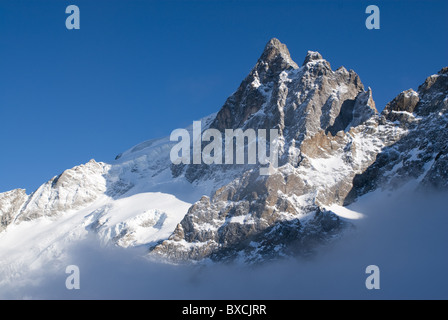 Près de 4000 m de haut sommet de La Meije à La Grave, Alpes, s'élevant au-dessus des nuages. Banque D'Images