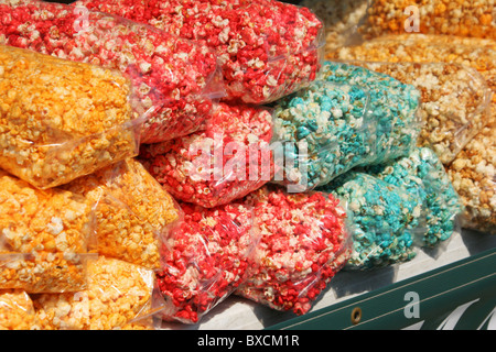 Les sacs de Popcorn en jaune, rouge, bleu. Beavercreek Popcorn Festival. Beavercreek, Ohio, USA. Banque D'Images