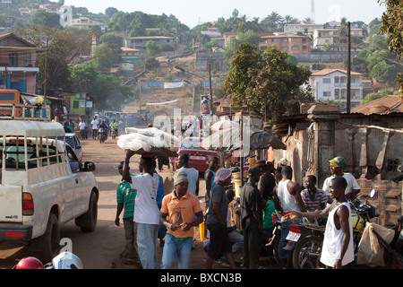 Dans les rues bondées de Freetown, Sierra Leone, Afrique de l'Ouest. Banque D'Images